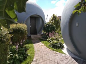 Деревянный круглый дом с открытой террасой для загородного отдыха.