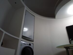 Планировка круглого дома внутри — просторная гостиная с высоким потолком.