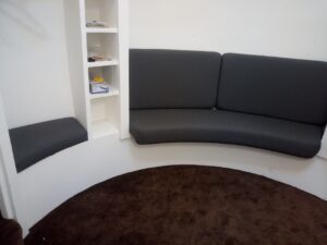 Отделка круглого дома из дерева — современный дизайн интерьера.