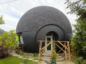 Большой круглый дом площадью 150 кв м с панорамным остеклением.
