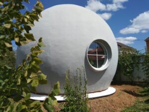 Купольный дом на свайном фундаменте — фото проекта.