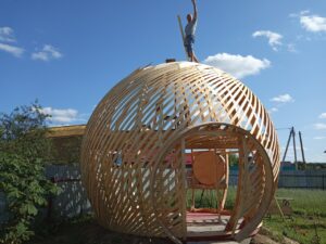 Процесс постройки круглого дома: от фундамента до крыши.